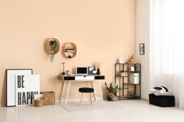 Çalışma yeri, raf ünitesi ve bitkileri olan modern ofis.