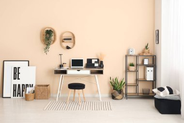 Çalışma yeri, raf ünitesi ve bitkileri olan modern ofis.