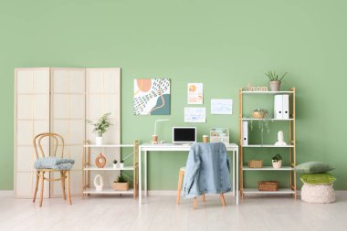 Çalışma yeri, raf üniteleri ve katlama ekranlı modern ofisin içi