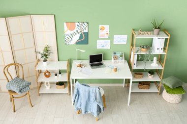 Çalışma yeri, raf üniteleri ve katlama ekranlı modern ofisin içi