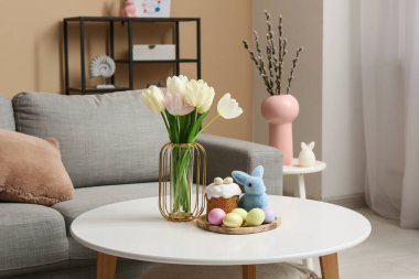 Vazo lale, Paskalya pastası, yumurta ve tavşan oturma odasında.