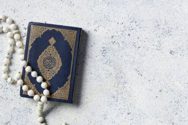Beyaz grunge arkaplanlı tasbih Kuran. Ramazan kutlaması