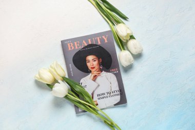 Mavi grunge arka planında lale çiçekleri olan moda dergisi. Bahar mevsimi konsepti