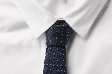 Yakından bakınca şık beyaz yakalı gömlek ve kravat.