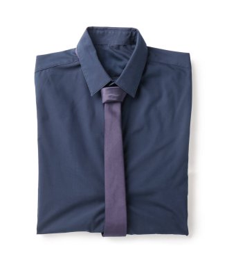 Beyaz arka planda kravatlı katlanmış mavi yakalı gömlek