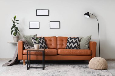 Modern oturma odasının içinde rahat bir kanepe ve kahve masası.