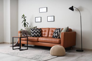 Modern oturma odasının içinde rahat bir kanepe ve kahve masası.