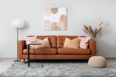 Modern oturma odasının içinde rahat bir kanepe ve kahve masası.