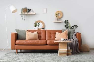 Oturma odasının içindeki kitaplardan yapılmış rahat bir kanepe ve kahve masası.