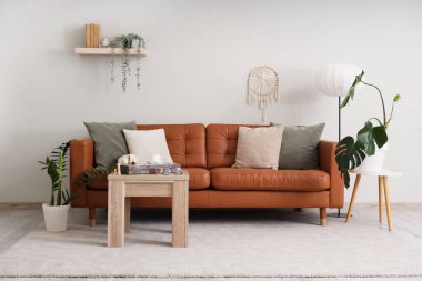 Şık oturma odasının içinde satranç olan rahat bir kanepe ve kahve masası.