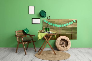 Aziz Patrick Günü 'nde sandalye ve masa ile dekore edilmiş odanın içi.