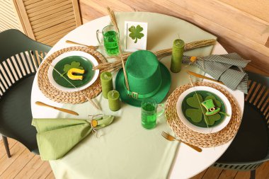 Aziz Patrick Günü için masa ayarı. Dikenli odalar, üst manzara.