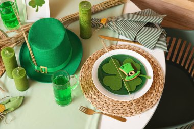 Aziz Patrick Günü için masa ayarı. Dikenli odalar, üst manzara.