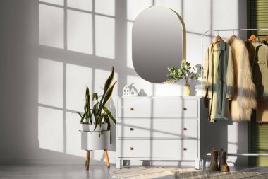 Koridorun içinde ayna, tuvalet ve elbise rafı var.