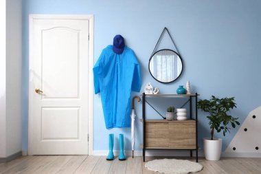 Ayna, masa ve yağmurluk koridorun iç tarafında.