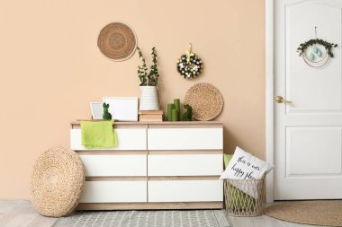 Paskalya için klozet ve kapıyla dekore edilmiş odanın içi.