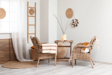 Paskalya çelengi, merdiven ve masa olan ışık odasının içinde.