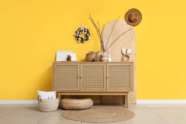 Sarı duvarın yanındaki çekmecede Paskalya kutlaması için dekore edilmiş.