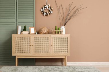 Paskalya kutlaması için dekore edilmiş çekmeceler oturma odasında.