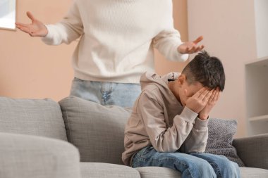Babası evde didişirken ağlayan bir çocuk.