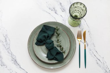 Beyaz arkaplanda okaliptüs dalı olan güzel masa ayarları