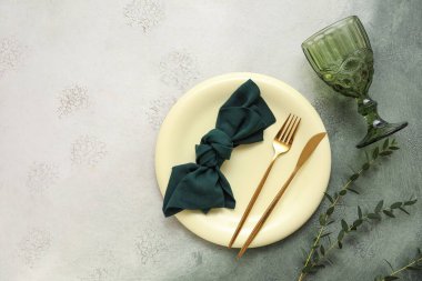 Grunge arka planında okaliptüs dalları olan güzel masa ayarları