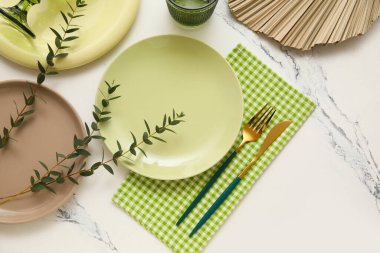 Beyaz arkaplanda okaliptüs dalları olan güzel masa ayarları