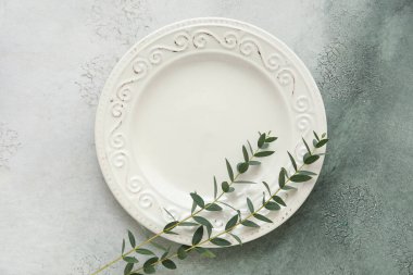 Grunge arka planında okaliptüs dalları olan güzel masa ayarları