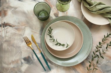 Mermer zemin üzerinde okaliptüs dalları olan güzel masa ayarları