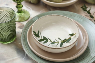 Mermer zemin üzerinde okaliptüs dalları ile güzel masa ayarları, yakın çekim