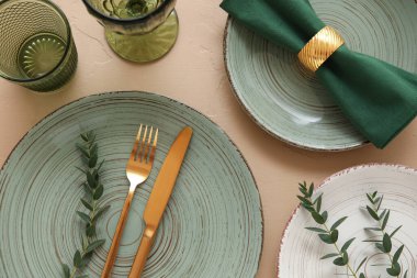 Kahverengi arka planda okaliptüs dalları olan güzel masa ayarları