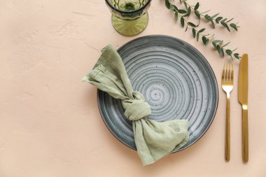 Kahverengi arka planda okaliptüs dalları olan güzel masa ayarları