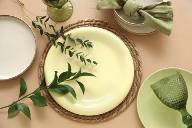 Okaliptüs dalları ve kahverengi arka planda taze yeşil yapraklarla güzel bir masa.