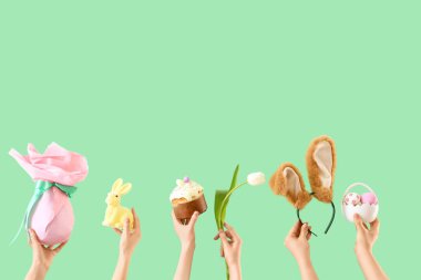 Paskalya dekoru ve yeşil arka planda lale olan kadın elleri