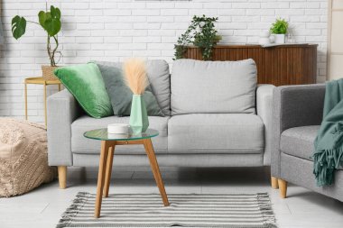 Oturma odasındaki vazonun üzerinde otlar vardı.