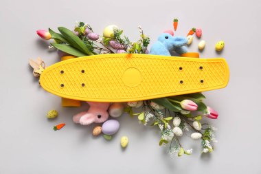 Kaykaylı kompozisyon ve gri arka planda güzel Paskalya dekoru