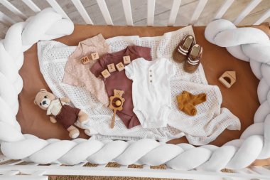 Mesajlı Küpler My Girl, bebek kıyafetleri ve oyuncaklar beşikte, üst görünüm