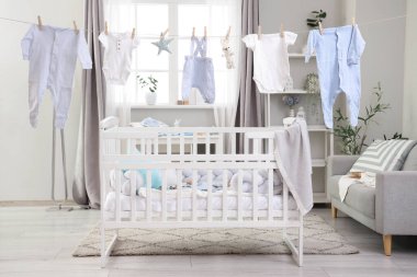 Bebek kıyafetleri ve oyuncaklarla dolu bir halat.