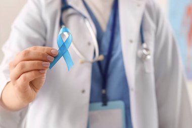 Klinikte mavi kurdeleli kadın doktor, yakın plan. Kanser farkındalığı kavramı