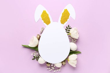 Kağıt tavşanlı kompozisyon, Paskalya yumurtaları, çiçekler ve eflatun arka planda yeşil yapraklar