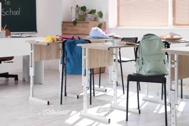 Sıraları ve sırt çantaları olan hafif sınıfın içi