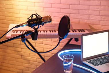 Profesyonel mikrofon kayıt stüdyosunda, yakın plan.