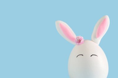 Renkli arka planda Paskalya yumurtasından yapılmış tavşan, yakın plan.