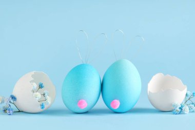 Yaratıcı Paskalya yumurtaları, kabukları ve çiçeklerle renklendirilmiş kompozisyon