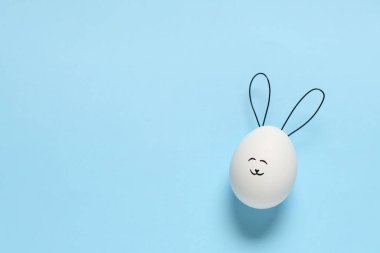 Komik Paskalya yumurtası. Yüzü çizilmiş ve kulakları renkli.