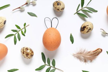 Paskalya yumurtaları ve bitki yaprakları hafif arkaplanda.