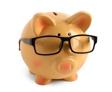 Gözlüklü turuncu kumbara beyaz arka planda izole edilmiş.