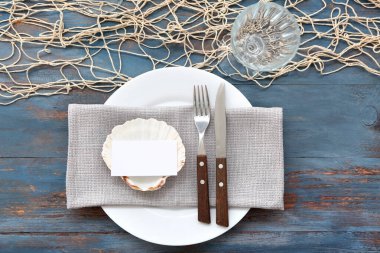 Mavi ahşap arka planda deniz dekoru olan güzel bir masa.