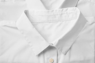 Yaka düğmeli şık beyaz yakalı gömleklerin yakın görüntüsü