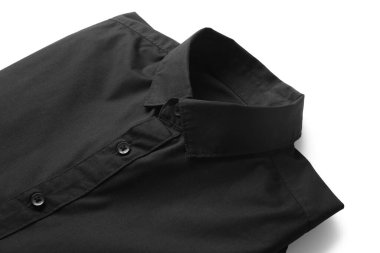 Beyaz arkaplanda katlanmış siyah yakalı gömlek